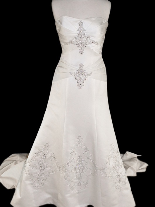 Emerald Bridal, style name/number 9126, size 8, retail price $1,070. Estimate: $250-$500. Image courtesy of Morton Kuehnert.